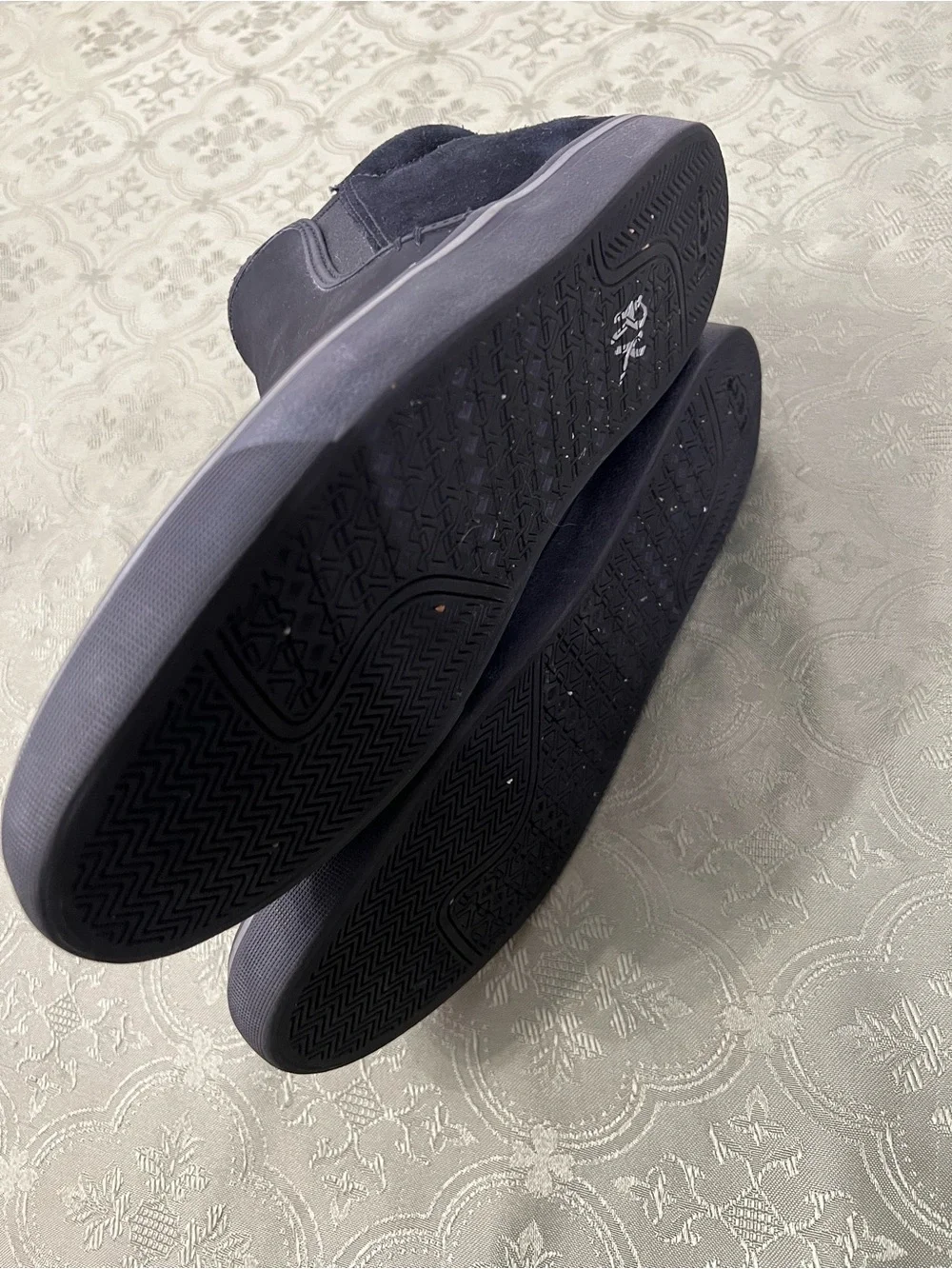 UGG Kemp man’s Black Slip-On with Suede Panels size 10